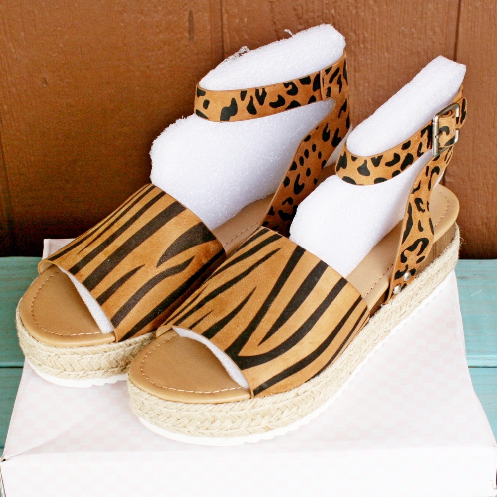 **LAST PAIR** Soda Espadrille Sandals Womens 6 Tiger Print Stripes Faux Leather